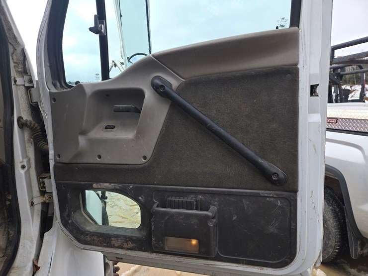 2001-massey-ferguson-8-image-56