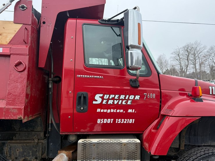 #1052-•-2007-international-7600sfa-tri-axle-dump-truck-image-18