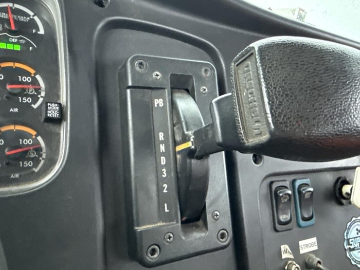 2016-massey-ferguson-8-image-41