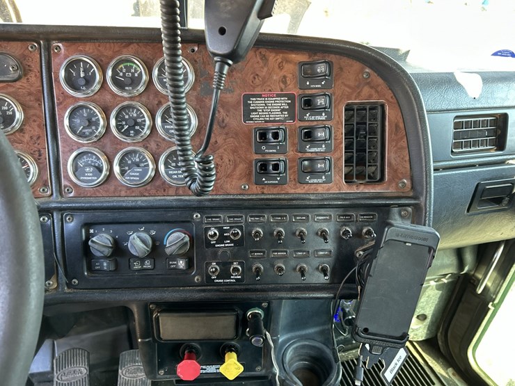 2005-peterbilt-379-image-73