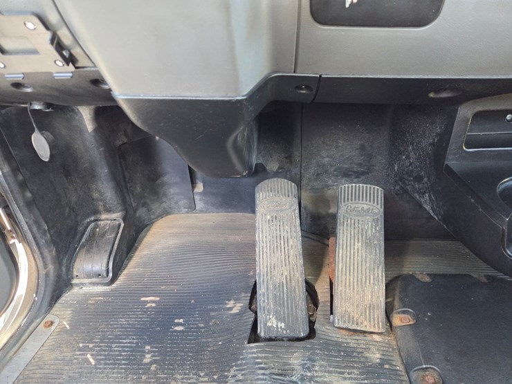 2013-peterbilt-337-image-55