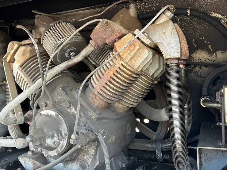 peterbilt-365-image-25