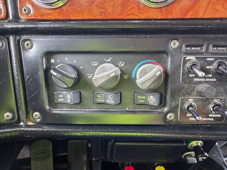 2002-peterbilt-379-image-72