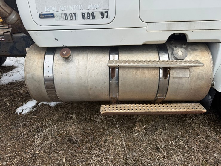 #1117-•-volvo-whitegmc-day-cab-truck-tractor-image-33