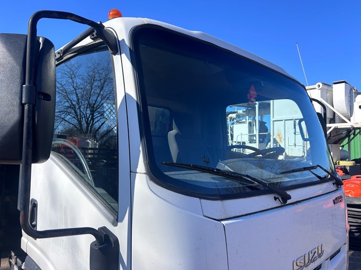 2012-isuzu-npr-image-22