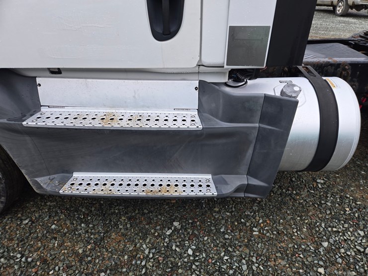 2016-freightliner-cascadia-125-image-15