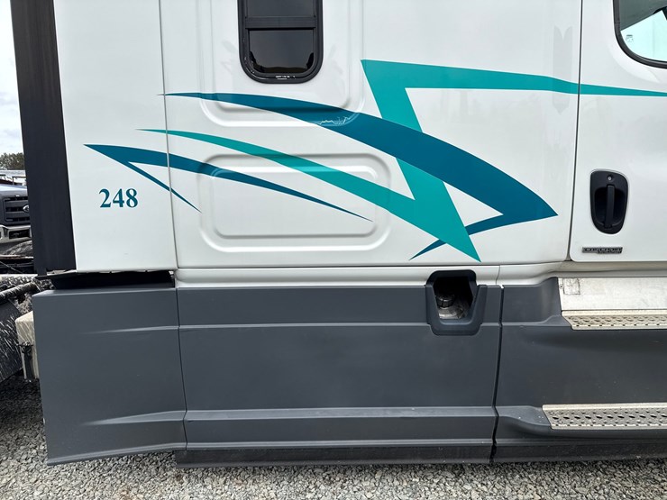 2016-massey-ferguson-8-image-50