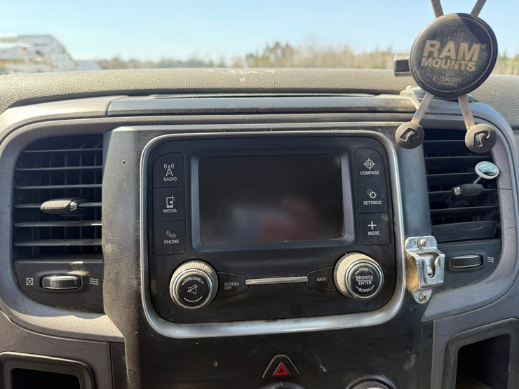 #1064-•-2015-ram-5500-heavy-duty-service-truck-image-27