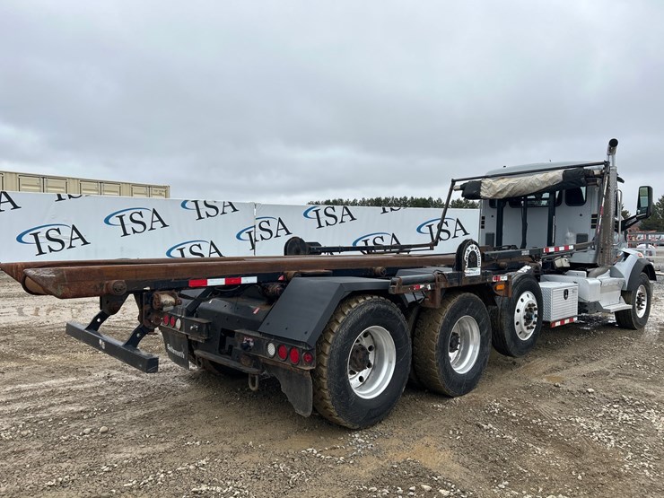 2016-massey-ferguson-8-image-5