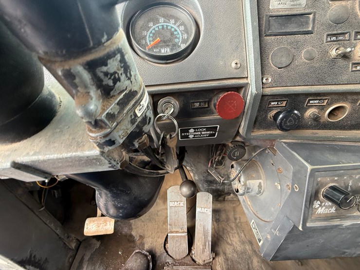 #1056-•-1989-mack-quad-axle-dump-truck-image-51