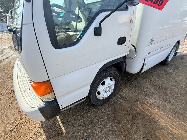 2004-isuzu-npr-image-10