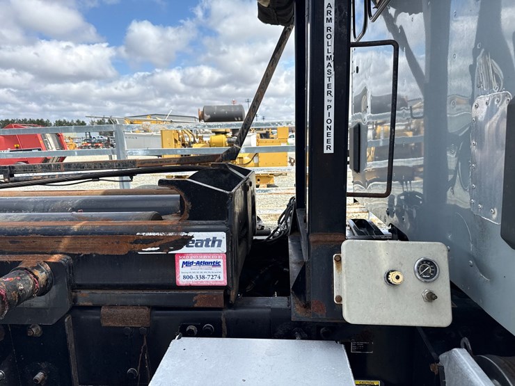 2016-massey-ferguson-8-image-53