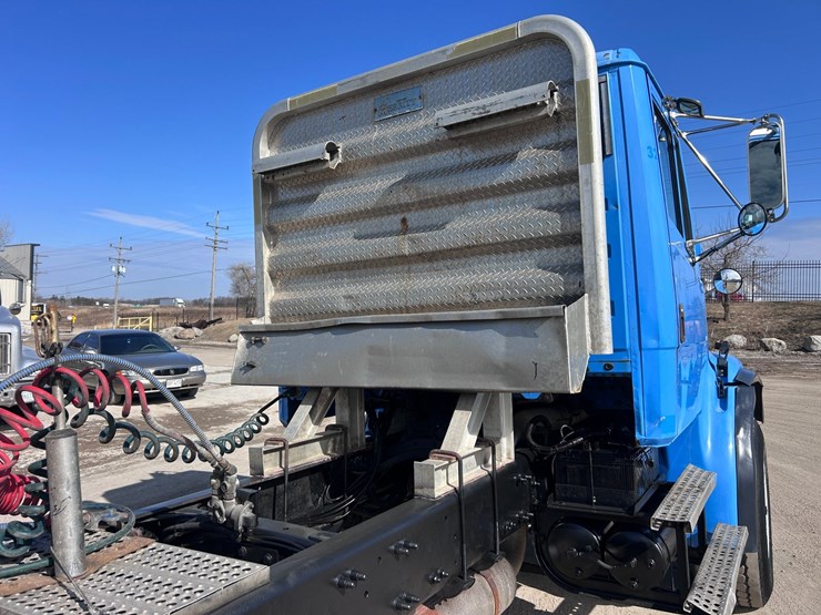 #1680-•-2003-freightliner-day-cab-truck-tractor-image-21