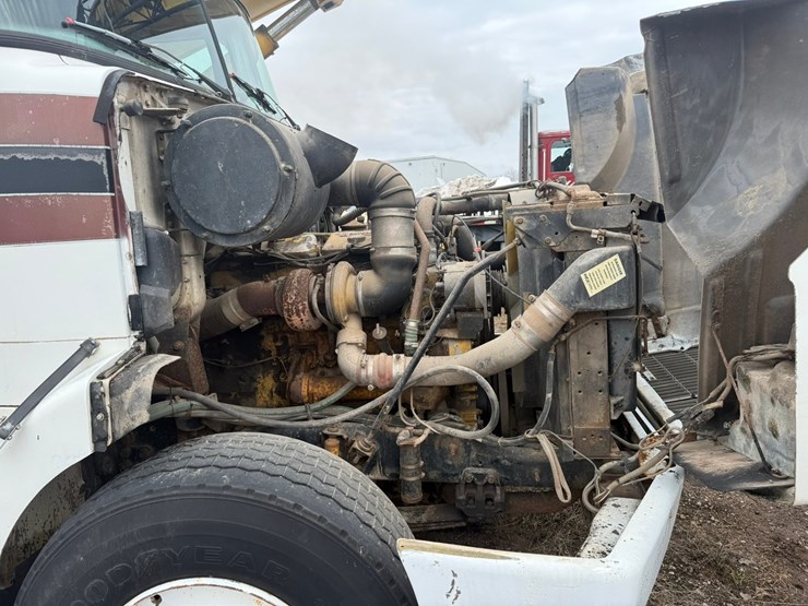 #1117-•-volvo-whitegmc-day-cab-truck-tractor-image-17