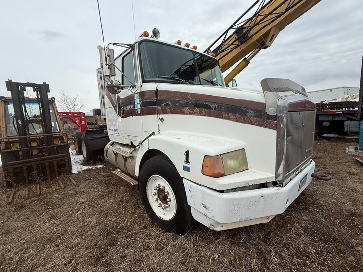 #1117-•-volvo-whitegmc-day-cab-truck-tractor-image-7