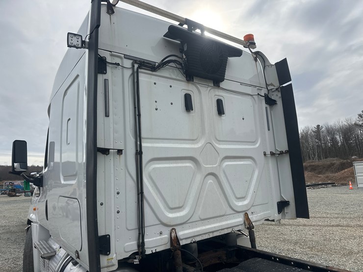 2017-massey-ferguson-8-image-17