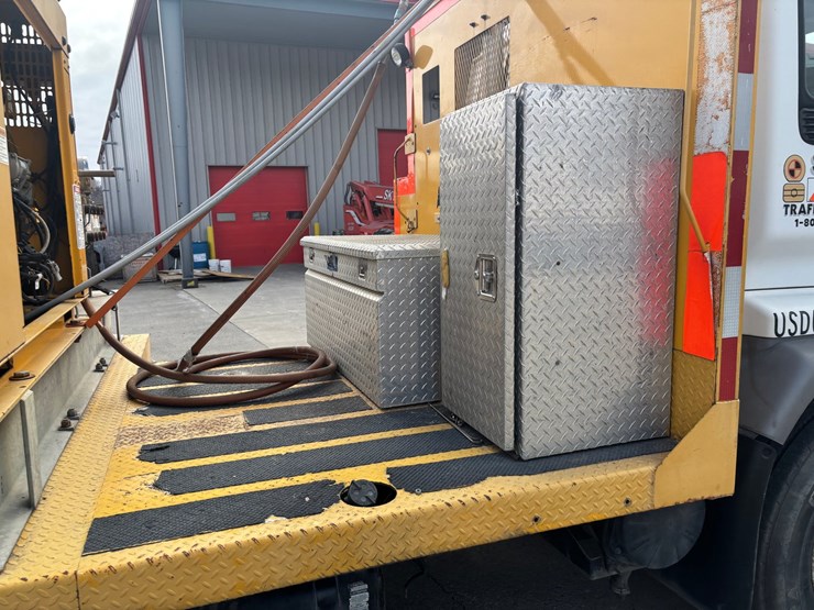 2005-gmc-t7500-image-41