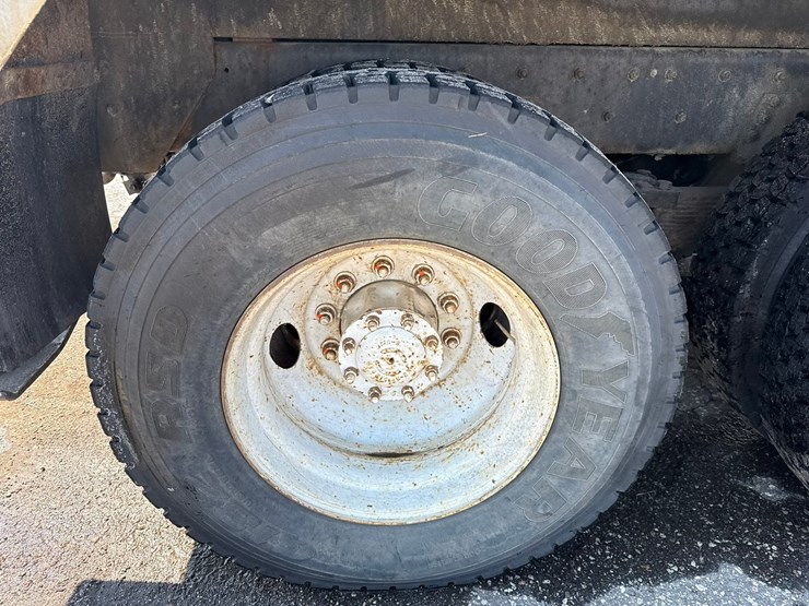 2002-freightliner-fl80-image-64