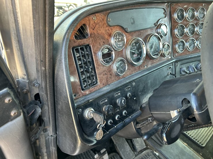2005-peterbilt-379-image-82