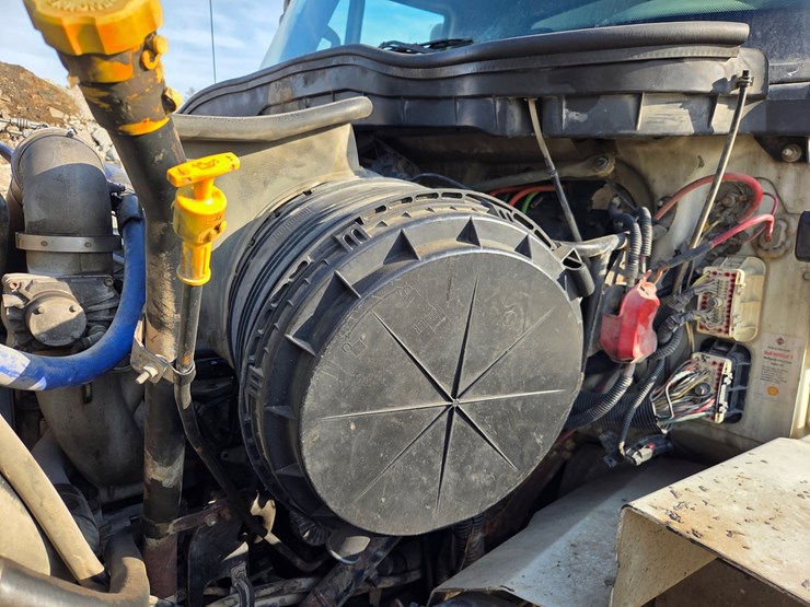 2012-international-7600-image-43