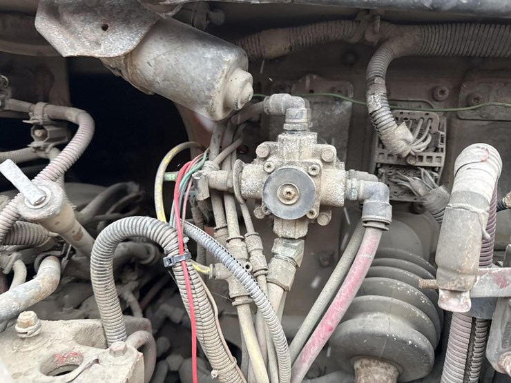 2016-massey-ferguson-8-image-13