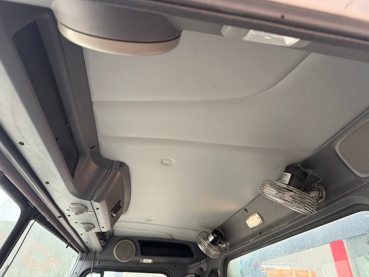 #1360-•-2019-peterbilt-pb520-side-load-garbage-truck-image-51