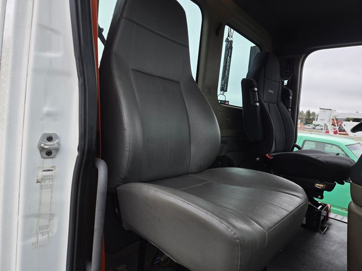 2016-freightliner-cascadia-125-image-54