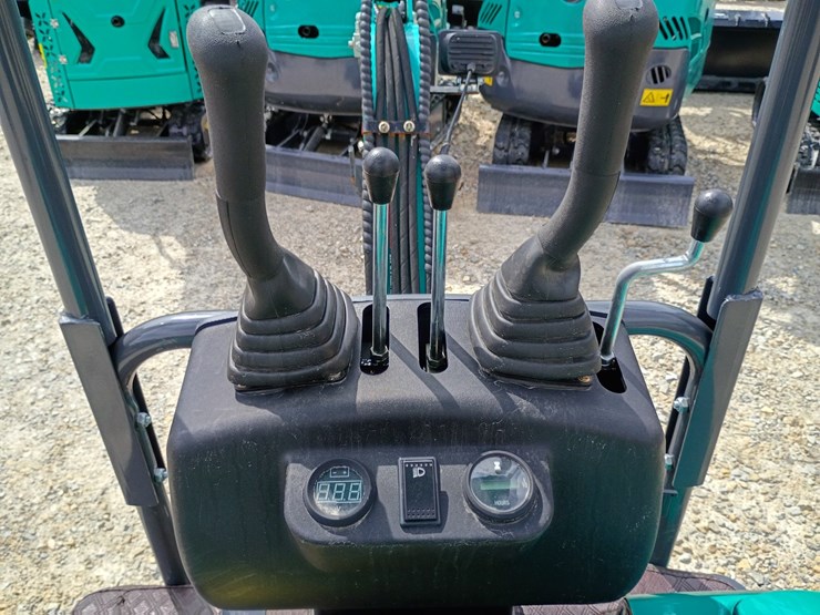 #24173-•-2025-agt-qk16r-mini-excavator-image-13