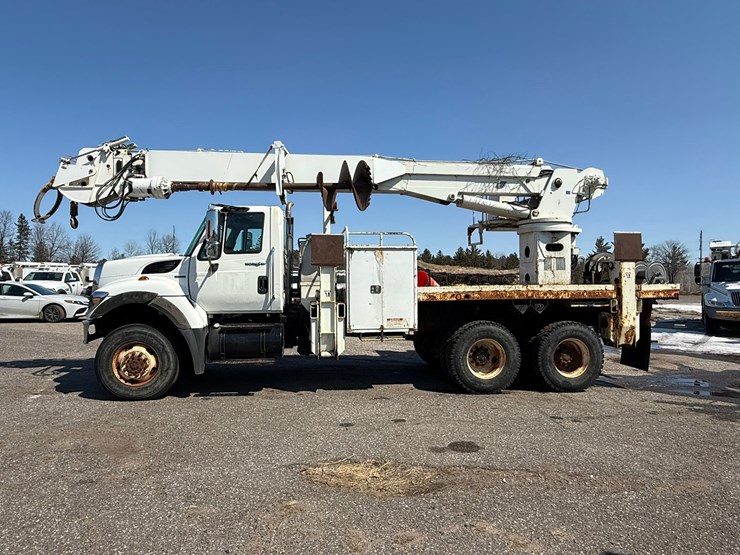 2010-international-7400-image-2