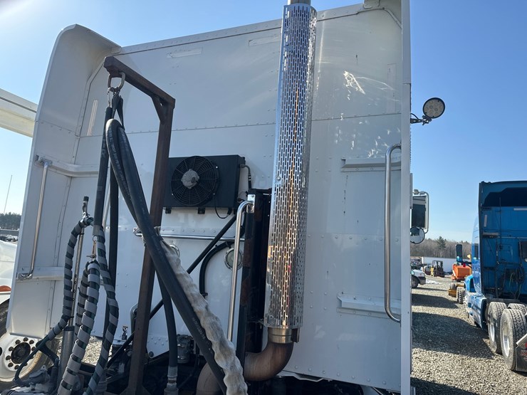 2013-peterbilt-365-image-21