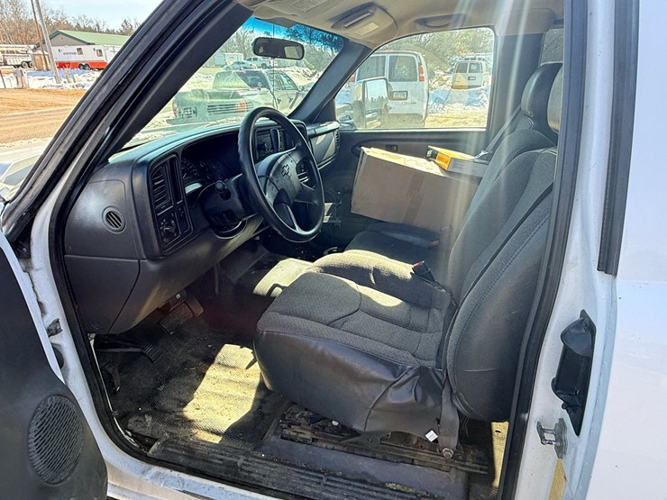 2006-chevrolet-3500hd-image-40