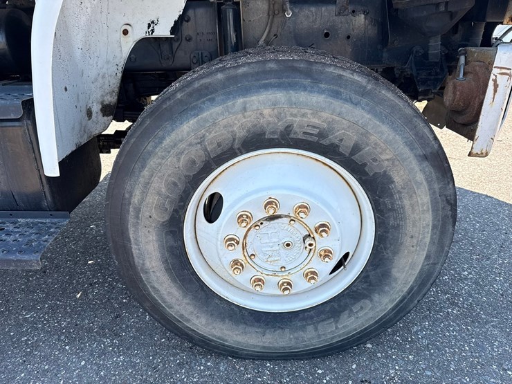 2002-freightliner-fl80-image-68