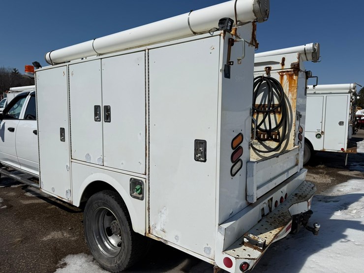 #1061-•-2016-ram-5500-heavy-duty-service-truck-image-11