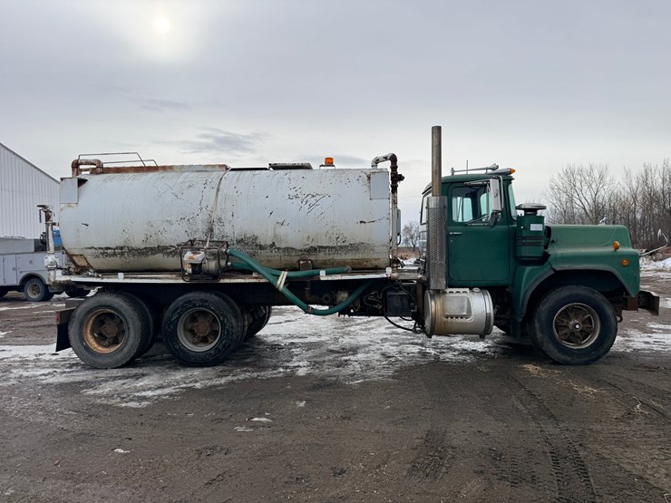 1999-mack-dm690-image-4