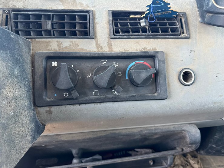 2002-freightliner-fl80-image-52