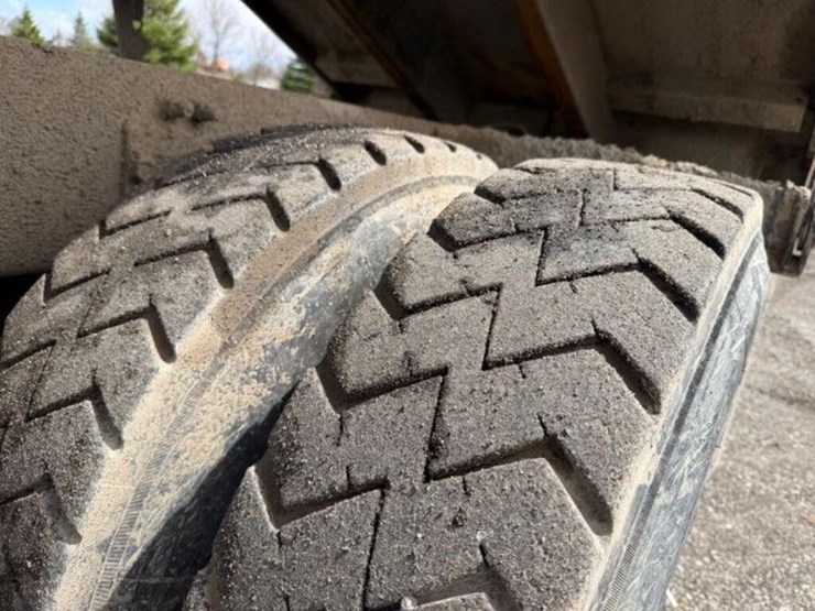 2011-mack-granite-gu813-image-53