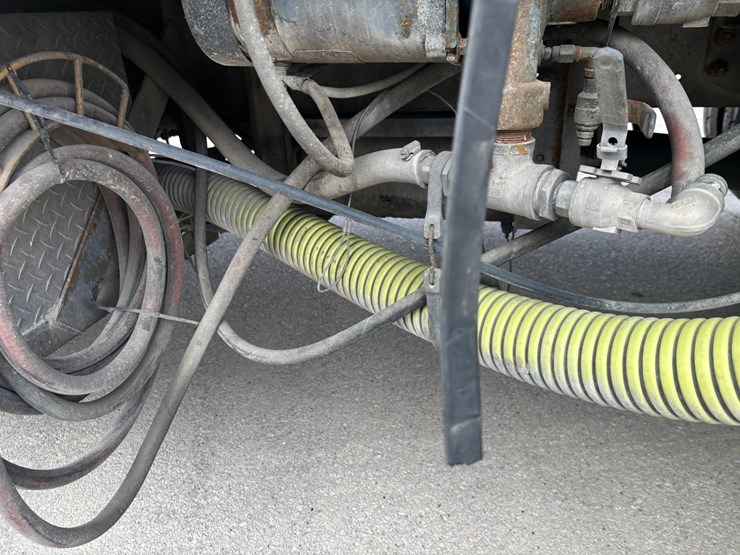 2005-gmc-t7500-image-85