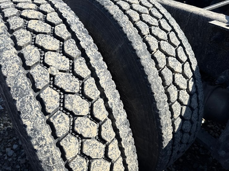 #2199-•-2020-international-a26-sleeper-cab-truck-tractor-image-96