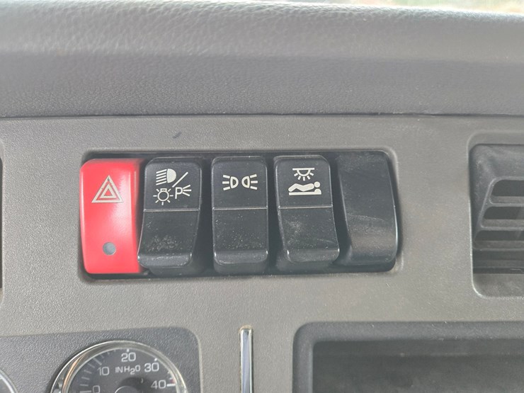 2017-kenworth-t680-image-77