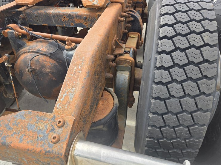 2002-peterbilt-379-image-36