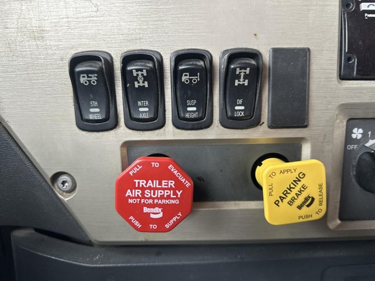 2009-massey-ferguson-8-image-31