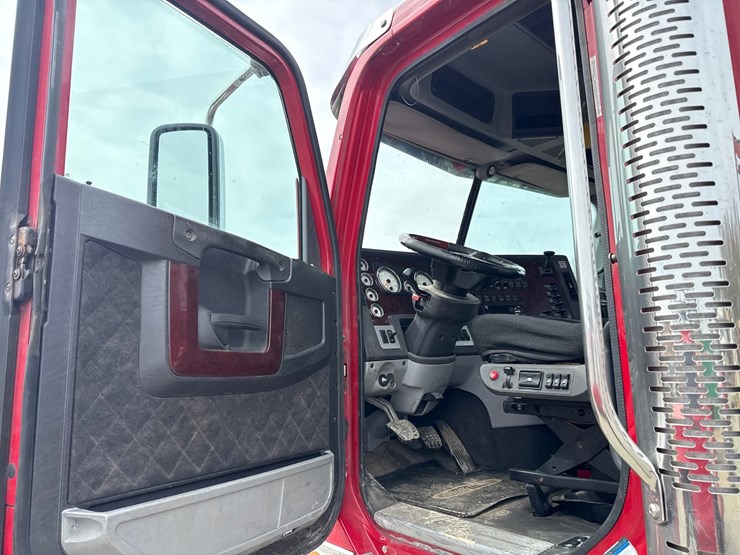 2018-freightliner-122sd-image-58