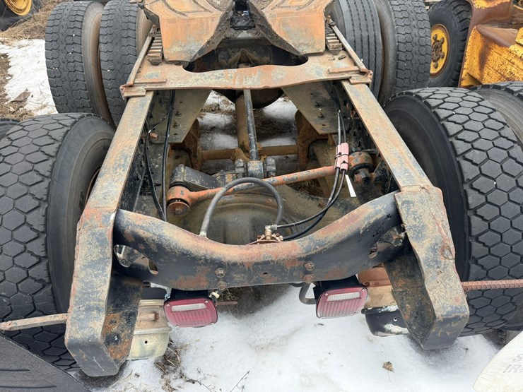 #1117-•-volvo-whitegmc-day-cab-truck-tractor-image-30