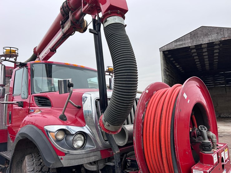 #1690-•-2013-international-7500-6x4-hydro-excavation-truck-image-26