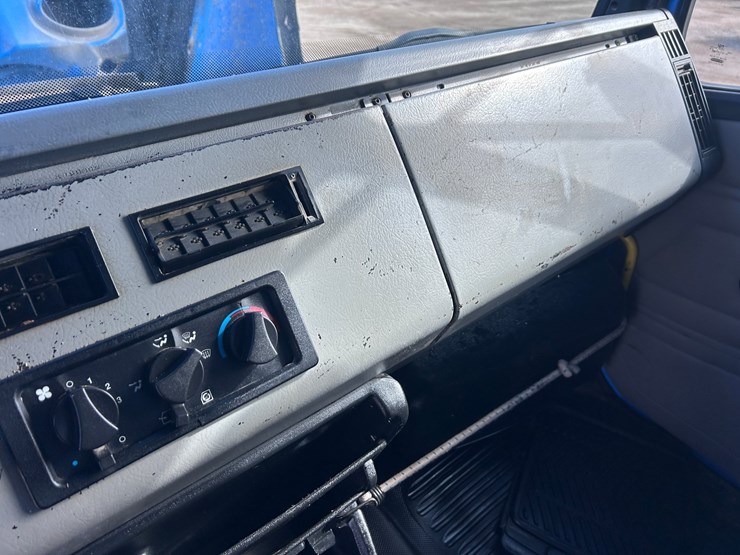 #1680-•-2003-freightliner-day-cab-truck-tractor-image-54