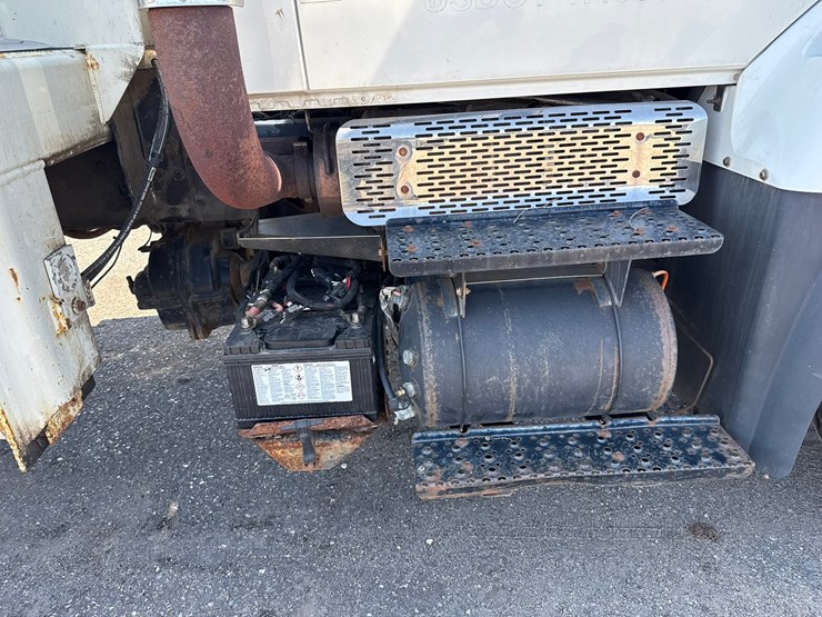 2010-international-7400-image-44