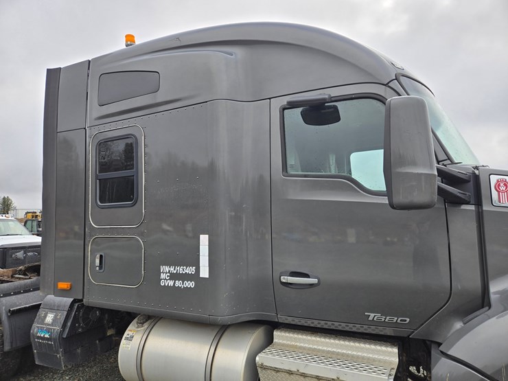 2017-kenworth-t680-image-16