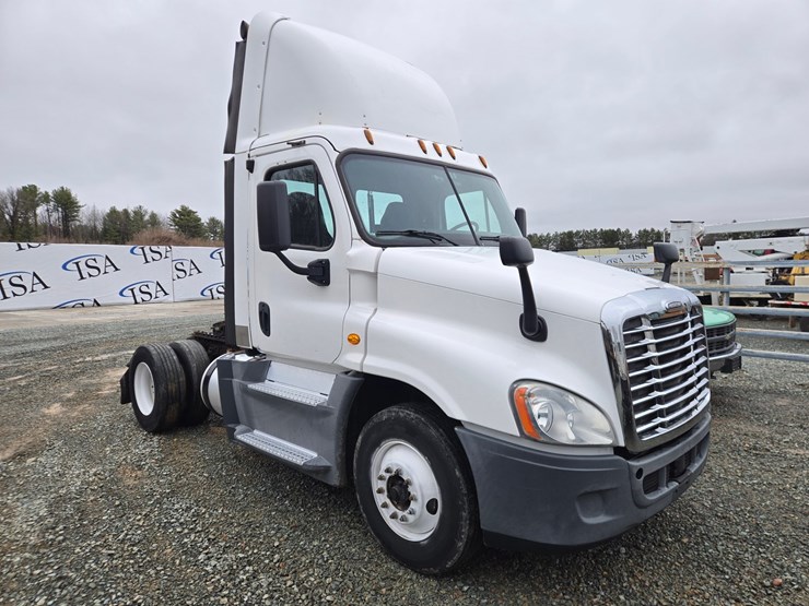 2016-freightliner-cascadia-125-image-8