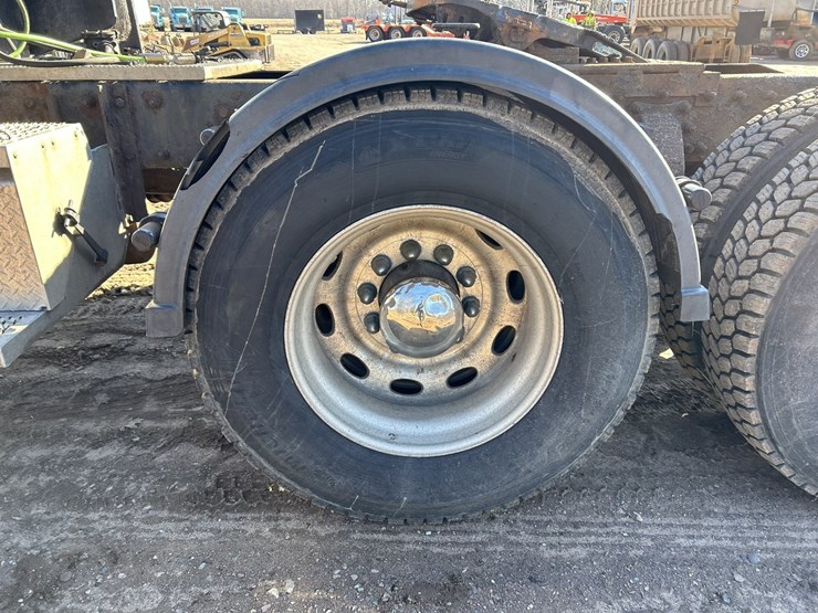 2005-peterbilt-379-image-96