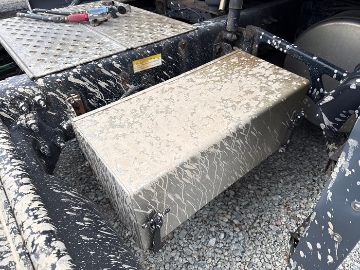 2016-massey-ferguson-8-image-48